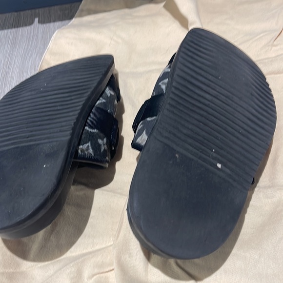 LOUIS VUITTON - Honolulu slides
Size 8.5
Dust cloth
no box - Picture 6 of 13